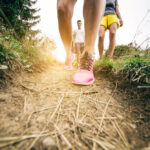 Pevné turistické topánky na lesnom chodníku – ideálna obuv na pohodlné a bezpečné prechádzky v prírode.