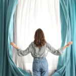 Interiér s modernými bielymi záclonami na veľkých oknách